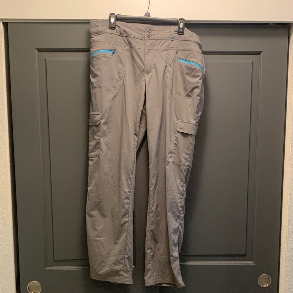 Women’s Cabelas XPG Gray Cargo Pants
